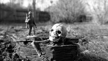 ein Soldat im Krieg immer Spaziergänge mit, zusammen und gegenüber Tod foto