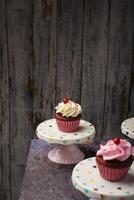 Cupcake auf klein Keramik Teller mit hölzern Unterseite mit Kopieren Raum. Produkt Foto. foto