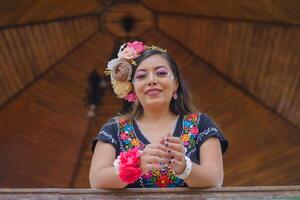 Straße Porträt von Mexikaner Frau tragen traditionell Kleid mit mehrfarbig Stickerei. cinco de Mayo Feier. foto