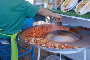 Straße Essen Stall im ein Mexikaner Markt. mariniert Fleisch Tacos. foto