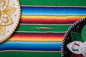 Mariachi Hut auf bunt Serape. Mexikaner Sombrero. cinco de Mayo Hintergrund. foto