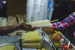gekocht Mais Stand, typisch Mexikaner Straße Lebensmittel. Essen Stall. foto