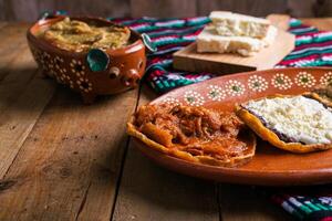 sopes von Chicharron im Grün Soße und rot Soße. Mexikaner Lebensmittel. foto