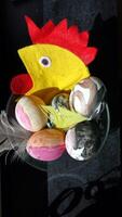 Eier gemalt mit ein Stoff Henne im das Hintergrund zu Wunsch jedermann glücklich Ostern foto