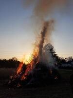 ein Lagerfeuer brennt gefährlich im ein Feld foto