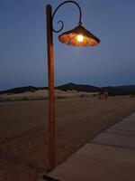 ein Lampe Post auf das Strand Allee foto