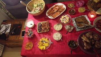 Video von ein traditionell Buffet mit Fleisch, Fisch, Salate, kalt schneidet und Nachspeisen foto