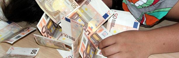 viele von Euro Geld verstreut auf das Fußboden foto