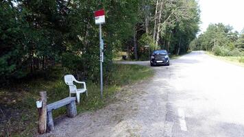 ein Bus halt im das Landschaft im Skandinavien foto