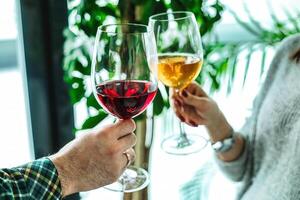 Mann und Frau halten Wein Brille beim ein Party foto