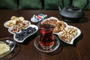 Tabelle mit Platten von Essen und Tasse von Tee foto