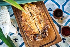 hölzern Schneiden Tafel mit Fisch auf Tabelle foto