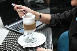 Frau Sitzung beim Tabelle mit Zelle Telefon foto