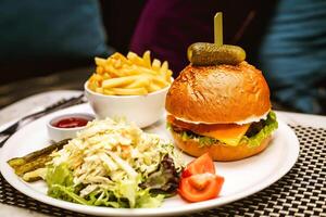 Weiß Teller mit Burger und Fritten foto