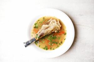 Weiß Teller mit Suppe und Fleisch foto