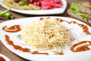 Weiß Teller mit Spaghetti und Soße foto