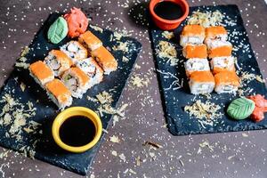zwei Platten von Sushi und ein Tasse von Kaffee foto