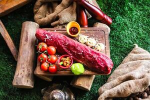 groß Schnitt von Fleisch auf Schneiden Tafel foto