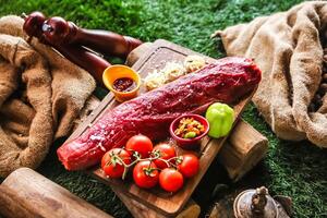 groß Stück von Fleisch auf hölzern Schneiden Tafel foto