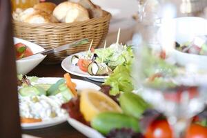 Nahansicht von verschiedene köstlich Platten von Essen auf ein Tabelle foto