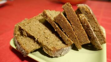 geschnitten vort Brot serviert auf ein Grün Untertasse foto