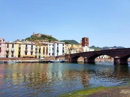 bosa, Sardinien, Italien, Europa - - August 12, 2019 das Brücke Über das Fluss und das Schloss beim das oben im das Hintergrund foto