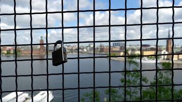 Liebe Vorhängeschlösser auf ein Draht Gittergewebe während ein szenisch gehen im ein Stockholm Straße foto