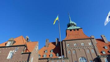 Östersund, Schweden, März 13, 2022 das beeindruckend historisch Stadt, Dorf Halle Gebäude Anzeigen das ukrainisch Flagge. foto