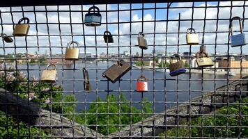 Liebe Vorhängeschlösser auf ein Draht Gittergewebe während ein szenisch gehen im ein Stockholm Straße foto