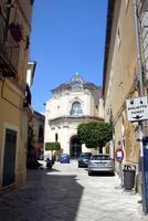 sant'agata de goti, Italien, Europa - - Juli 21, 2019. ein klein Straße im das historisch Center und beim das Ende das Eingang zu ein Kapelle foto