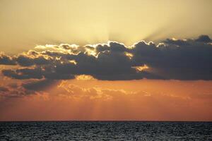 Beleuchtung und Farbe von das Himmel über das Horizont beim Sonnenuntergang. foto