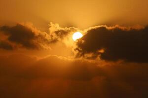 Beleuchtung und Farbe von das Himmel über das Horizont beim Sonnenuntergang. foto