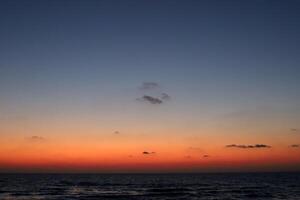 Beleuchtung und Farbe von das Himmel über das Horizont beim Sonnenuntergang. foto