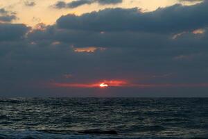 Beleuchtung und Farbe von das Himmel über das Horizont beim Sonnenuntergang. foto