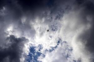 Regen Wolken im das Himmel Über das Mittelmeer Meer. foto