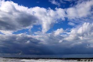 Regen Wolken im das Himmel Über das Mittelmeer Meer. foto