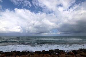 Regen Wolken im das Himmel Über das Mittelmeer Meer. foto