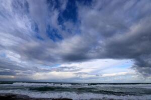 Regen Wolken im das Himmel Über das Mittelmeer Meer. foto