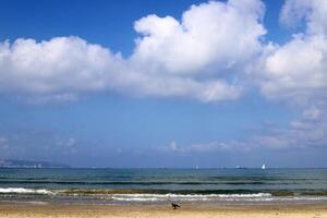 Regen Wolken im das Himmel Über das Mittelmeer Meer. foto