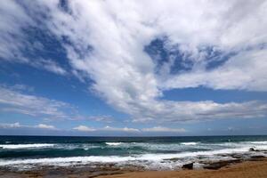 Regen Wolken im das Himmel Über das Mittelmeer Meer. foto