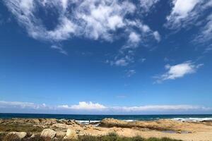 Regen Wolken im das Himmel Über das Mittelmeer Meer. foto