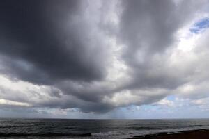 Regen Wolken im das Himmel Über das Mittelmeer Meer. foto