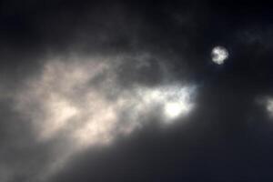 Regen Wolken im das Himmel Über das Mittelmeer Meer. foto