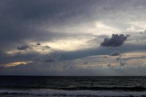 Regen Wolken im das Himmel Über das Mittelmeer Meer. foto