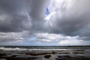 Regen Wolken im das Himmel Über das Mittelmeer Meer. foto