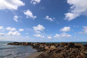 Regen Wolken im das Himmel Über das Mittelmeer Meer. foto