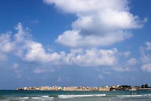 Regen Wolken im das Himmel Über das Mittelmeer Meer. foto