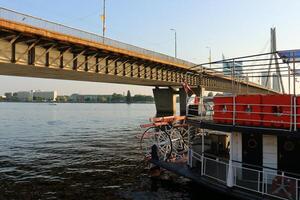 25 07 2023 riga Lettland. Riga, das Hauptstadt von Lettland, ist gelegen auf das Banken von das Daugava Fluss beim es ist Zusammenfluss mit das Golf von Riga. foto