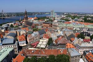 25 07 2023 riga Lettland. Riga, das Hauptstadt von Lettland, ist gelegen auf das Banken von das Daugava Fluss beim es ist Zusammenfluss mit das Golf von Riga. foto