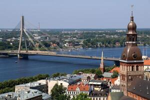 25 07 2023 riga Lettland. Riga, das Hauptstadt von Lettland, ist gelegen auf das Banken von das Daugava Fluss beim es ist Zusammenfluss mit das Golf von Riga. foto